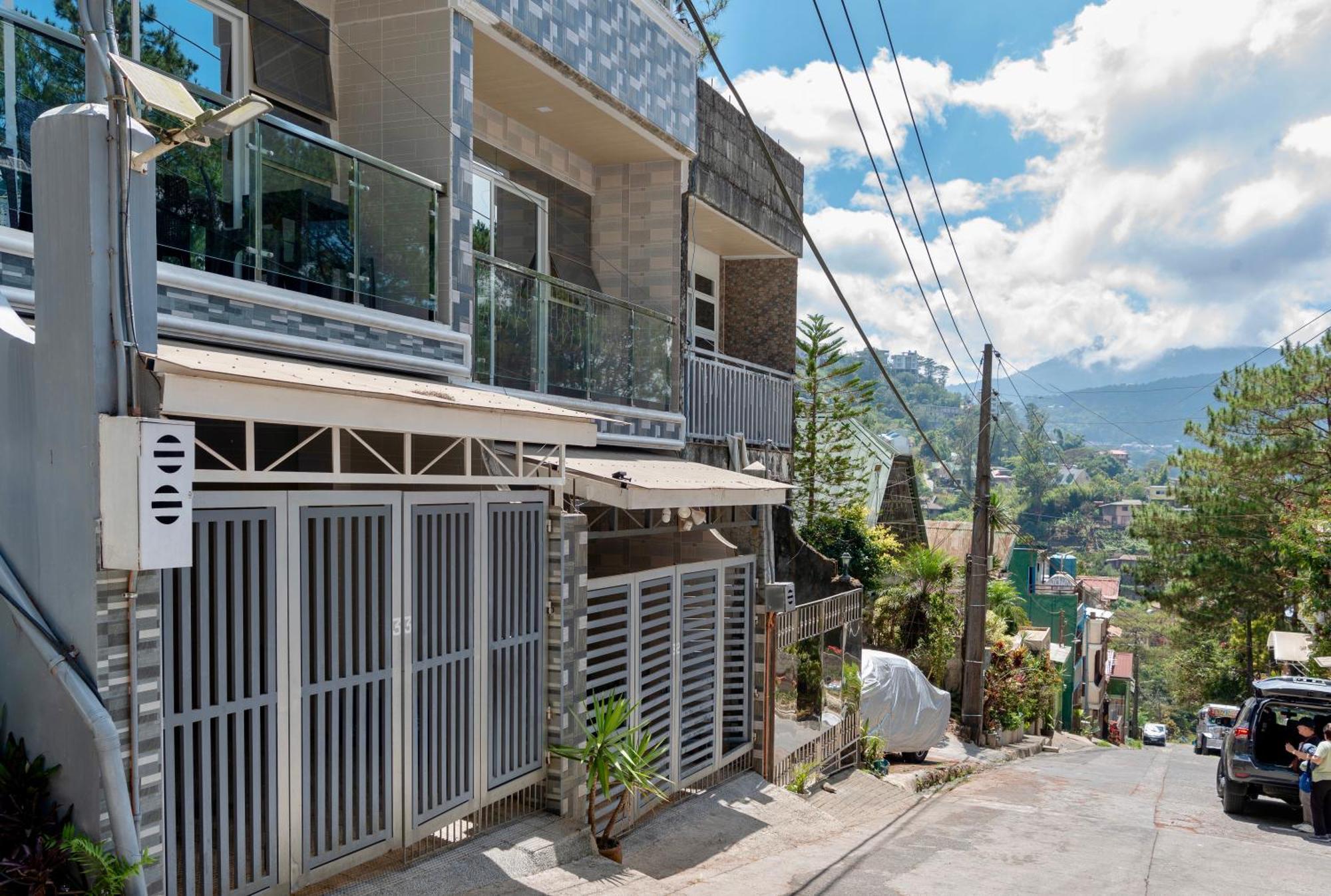 Strata Homestay- Luxurious 2- Storey Townhouse Holiday home *